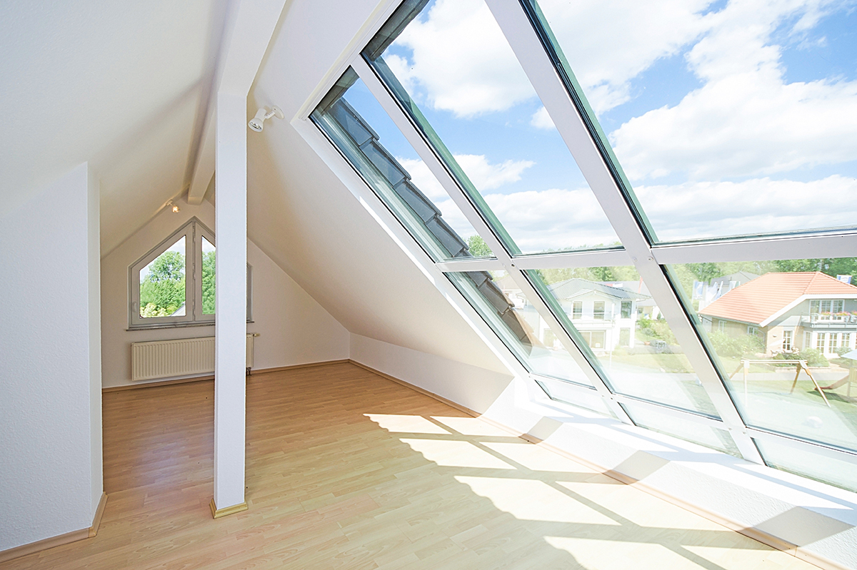 Dachfenster einbauen in Havel – Ihr Spezialist vor Ort Weitwinkelblick durch neu eingebaute Dachfenster über Havelstadt