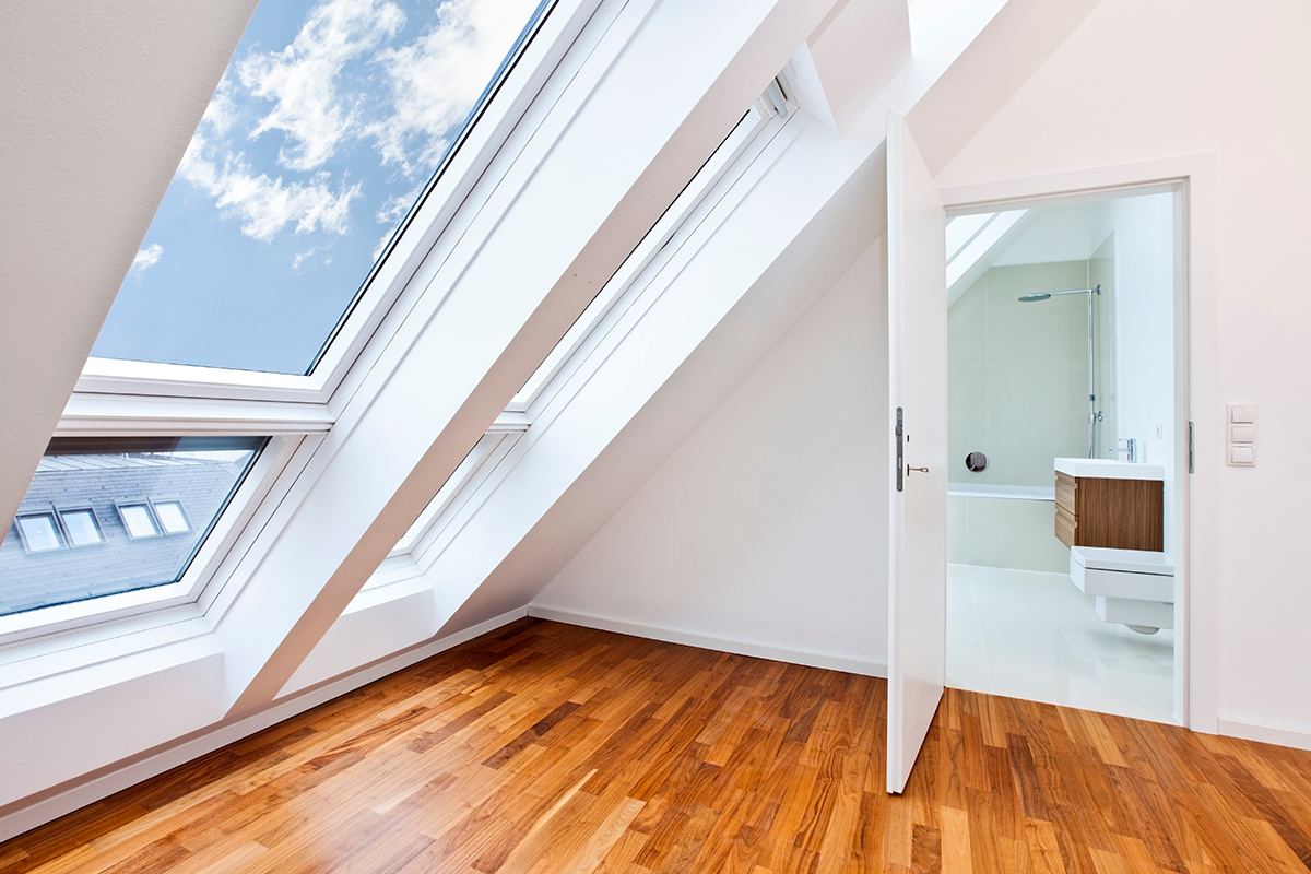 Heller Raum mit modernem VELUX Dachfenster – perfekte Wahl über den Dachfenster Konfigurator