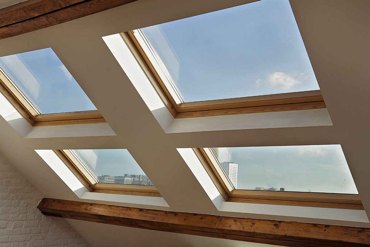 Vier VELUX Dachfenster mit Holzrahmen – Konfiguration passend zum Altbau
